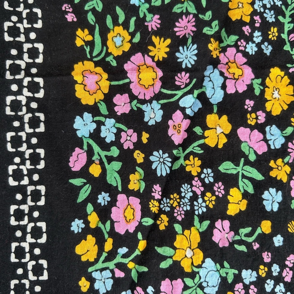 Levi's floral bandana featuring a multi-colored botanical print on black. - Picture 2 of 4